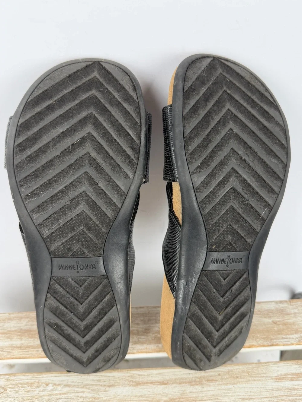 Minnetonka black slide sandals textured lizard-embossed crossover strap Sz 8